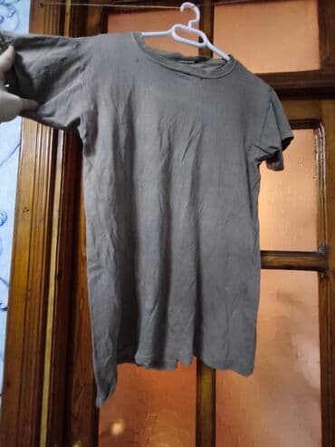 ag koynekler kisi ucun: Sadə boz rəngli T-shirt

- 2 Cİ ƏLDİR
- QİYMƏT . 2 AZN — 1