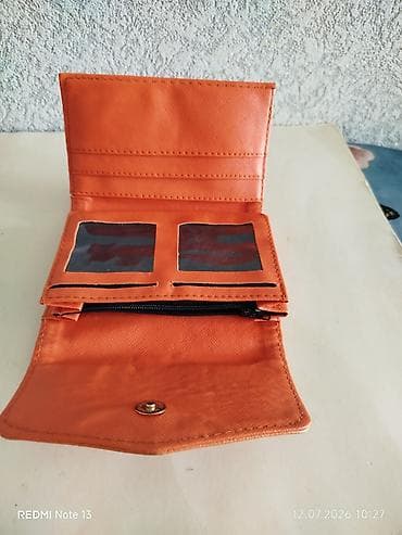 Xanım üçün portmanat. Bölmələri çoxdu. kar yeri var qəpik üçün yeri