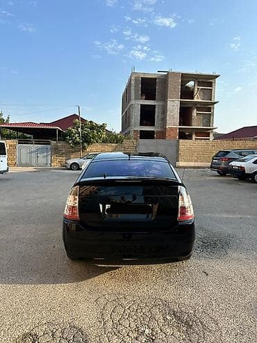 toyota sienta: Toyota Prius (2-ci nəsil) – tam hibrid liftbek. Xüsusiyyətlər: - — 2