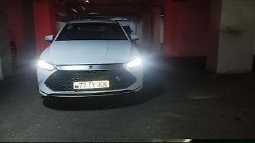 BYD Qin Plus DM-i sedan - Kuzov: ağ rəngli 4 qapılı sedan — 9