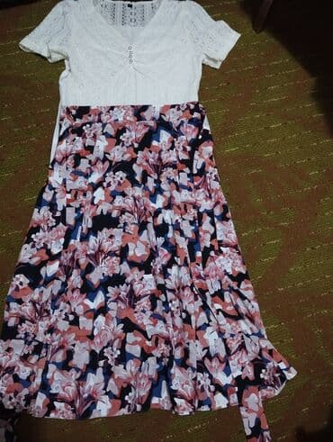 krujevalı ətəklər: Ağ rəngli krujeva üst hissəsi və çiçəkli ətəyi olan don. Donun üst — 1