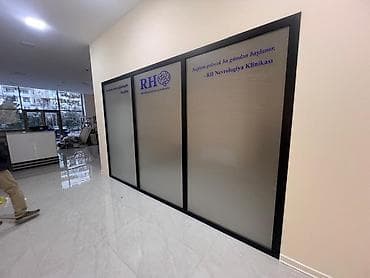 Ofis və vitrinlər üçün buzlu vinil (frosted) şüşə plyonka tətbiqi və