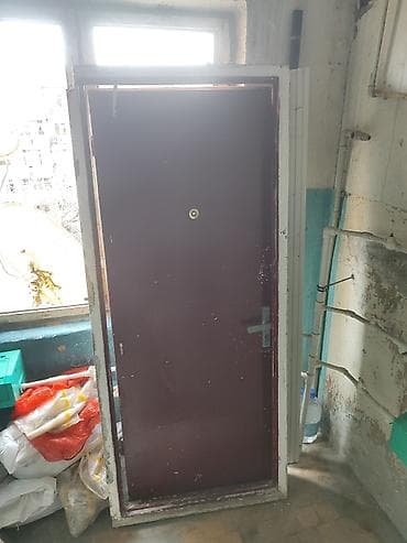 Taxta və dəmir qapı dəsti - Giriş qapısı: tünd rəngli metal qapı