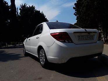 lizing avtomobiller: Ağ rəngli sedan avtomobil Xarici: - Ağ gövdə, arxa park sensorları - — 2