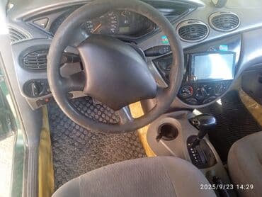 kia ceed 2010: Ford Focus sedan (mk1) – yaşıl rəngli, 4 qapılı. Texniki və daxili — 11