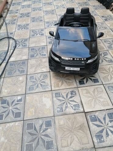 ucuz uşaq maşınları: Uşaqlar üçün nəzərdə tutulmuş qara rəngli elektrikli maşın. Bu model — 3