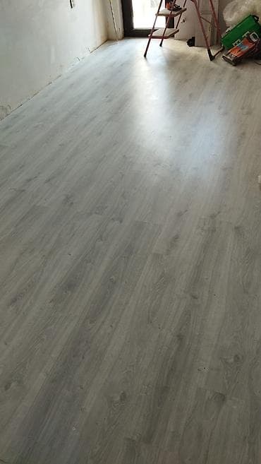 Açıq boz tonlarda ağac teksturalı laminat döşəmə - Rəng: soyuq