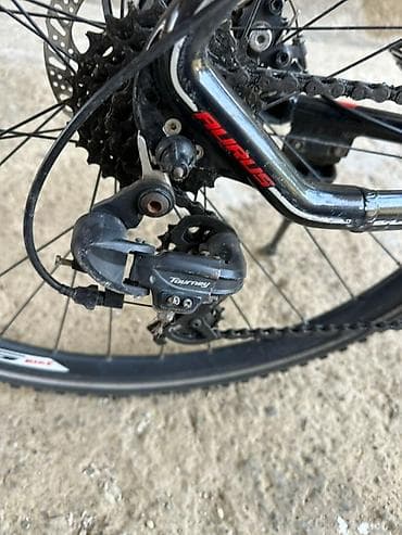 boyuk velosiped: Hirus velosipedi qara və qırmızı rəngdədir. Dağ velosipedi kimi — 8