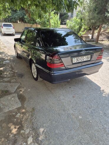 avtomat maşın: Qara rəngli, səliqəli Mercedes-Benz avtomobili. Avtomobil yaxşı — 3
