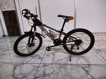 Qara və narıncı rənglərdə "Wolf" dağ velosipedi. Öndə və arxada disk