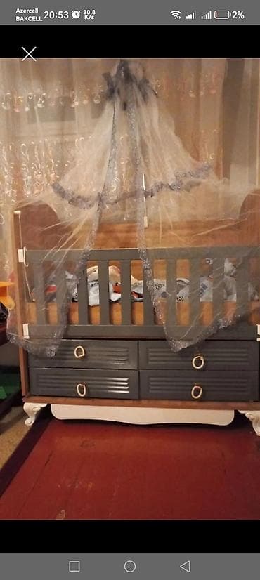 Uşaq beşiyi – taxta konstruksiya, boz rəngli ön barmaqlıq və alt