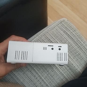 redmi 14 pro plus: Portativ proyektor ağ rəngdədir və yığcam ölçüsü sayəsində daşımaq — 4