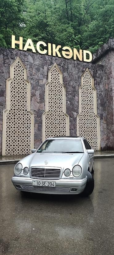 Mercedes-Benz E-Class W210, gümüşü sedandır. 4 qapı, klassik dörd — 1
