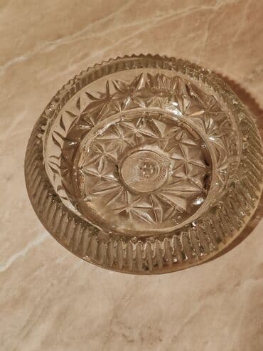 dekor: Xrustal Külqabı satılır. 2 ədəddir. Böyük olan 12 manat. Ağırdır — 4