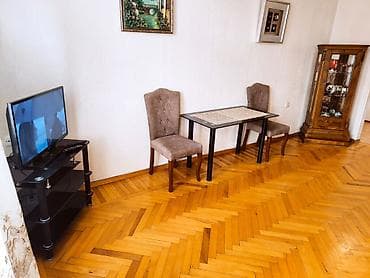 Səməd Vurgun bağı ilə üz bə üz 5 mərtəbəli Stalinka binanın 4-cü — 5