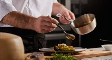 Peşəkar aşpazam.İşə işçiyə qiymət verilən yerdə işlək istəyirəm.Hal