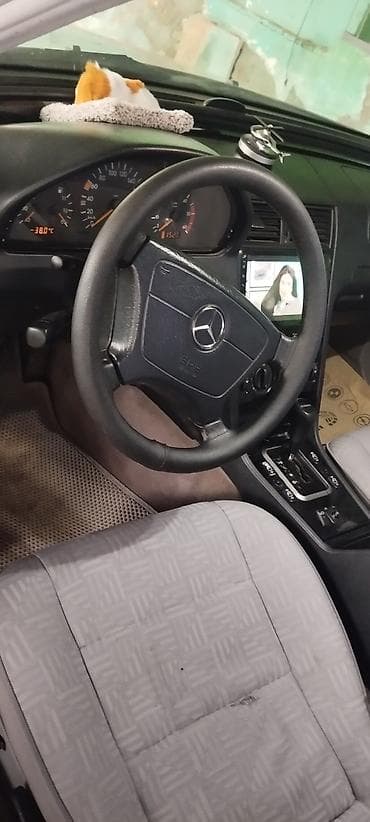 salon niva: Mercedes-Benz 220: 2.2 л | 2000 г. Седан — 4