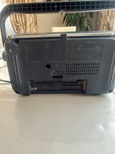 köhnə radio: Panasonic RF-2400. Orginal radio. Normal işləyir. Amma batareya olan — 2