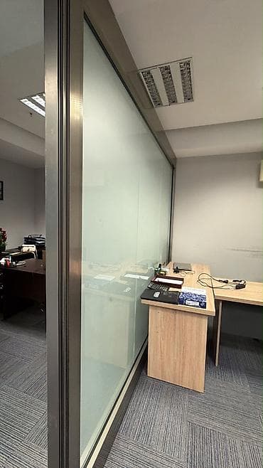 alminum qapı: Şüşə ofis arakəsməsi – alüminium karkaslı
Hündürlük 2.70 — 4