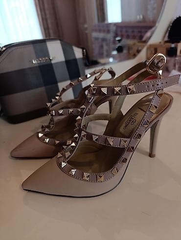 ayqqabı: Valentino Garavani Rockstud tərzində qadın stilettoları - Model — 2