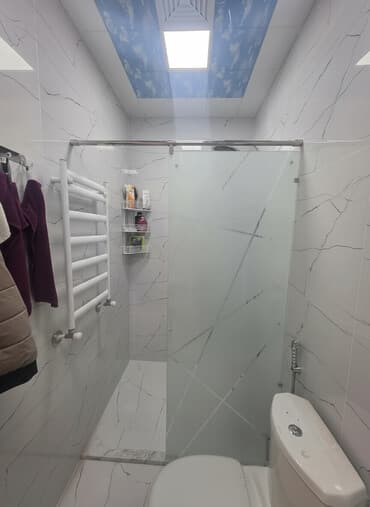 кабинка для душа: Mərmər naxışlı plitələrlə tam üzlənmiş müasir sanitar qovşağı/sanitar — 1