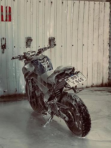 Yol və şəhər üçün uyğun güclü “naked” tip motosiklet. Arxa təkər geniş — 1