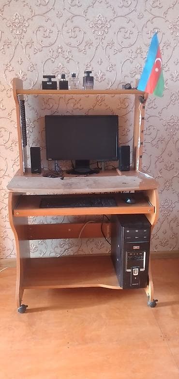 Kompyuter dəsti və iş masası Tərkibi: - Sistem bloku (tower tipli, ön