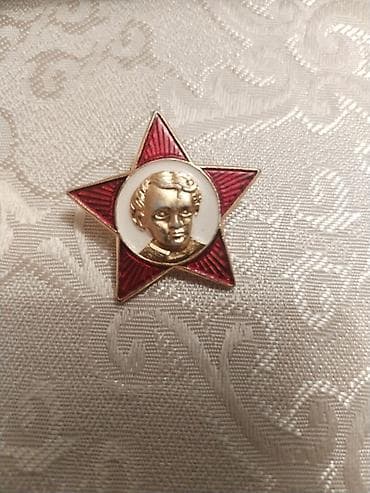 sədərəkdə kişi geyimləri: Sovet dövrünə aid 2 ədəd metal nişan dəsti. 1) Qırmızı beşguşəli — 1