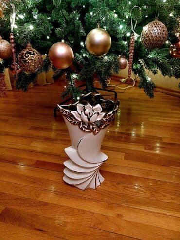 Güzgülər: Bir vaza, Keramika — 1