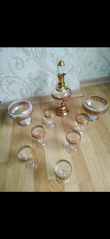 Qızılı naxışlı şüşə dəst - Tərkibi: 1 ədəd qapaqlı karaf, 6 ədəd