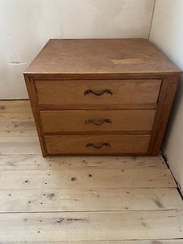 Klassik üslubda taxta mebel dəsti - 4 qapılı iri paltar şkafı: ortada