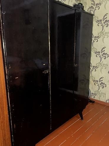 TƏCİLİ EVDƏN ÇIXMALIDIR. Qara rəngli 3 qapılı şkaf Ölçülər təxmini