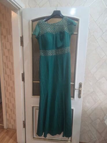 Dəstlər, kostyumlar: Zümrüd-yaşıl rəngdə zərif ziyafət/gecə geyimi. - Uzun, axıcı kəsim - — 1