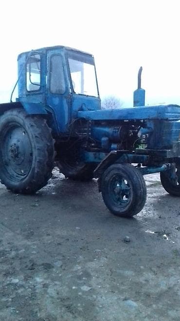 lada vaz priora: Mavi rəngli təkərli kənd təsərrüfatı traktoru. Xüsusiyyətlər: - — 1