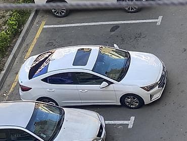 Hyundai Elantra sedan – ağ rəng, son nəsil (facelift) dizayn. Texniki