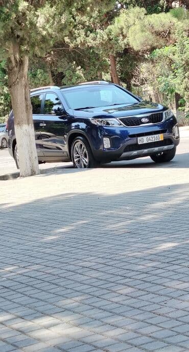 Kia Sorento – tünd mavi rəngli, şəhər və uzun yol üçün rahat 7 yerlik