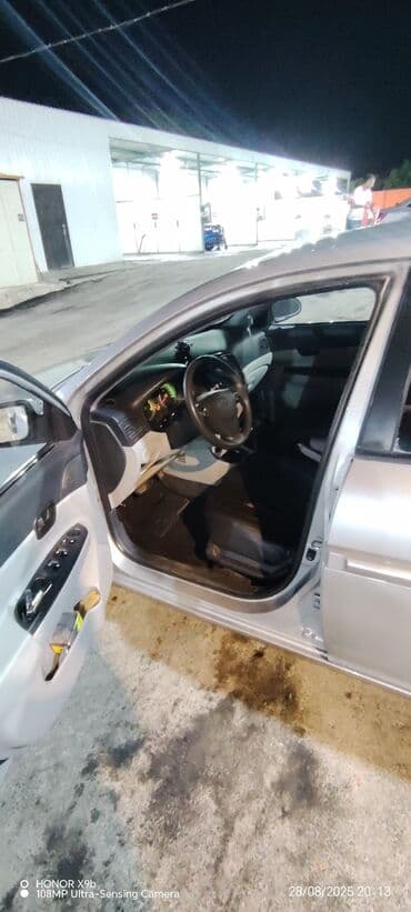 on şuşə: Hyundai Accent sedan – gümüşü rəng Xarici: - 4 qapılı sedan kuzov - — 6