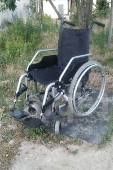 əlillər üçün araba: Bu əlil arabası gümüşü rəngli alüminium çərçivəyə malikdir və — 1