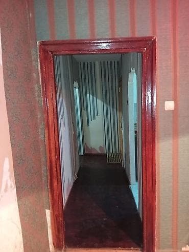 sabuncuda ev: 2otaqlı mənzil – mətbəxli 2 ci mərtəbə Plan və otaqlar: - 1 ayrı — 8