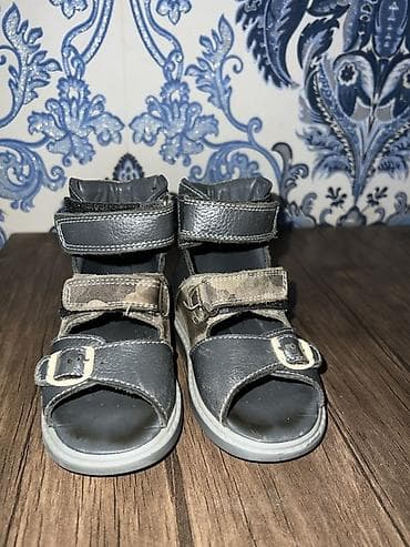 Uşaq üçün ortopedik sandal razmer 22 80manata alınıb 2,3defe geyinib