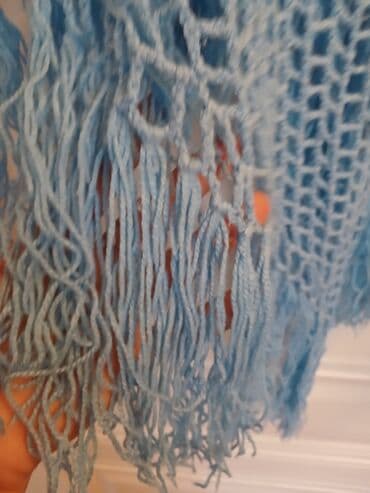 женские вязаные снуды: Açıq mavi rəngdə toxunma şal. Bu şal sıx toxunuşlu kənarlara və ortada — 5