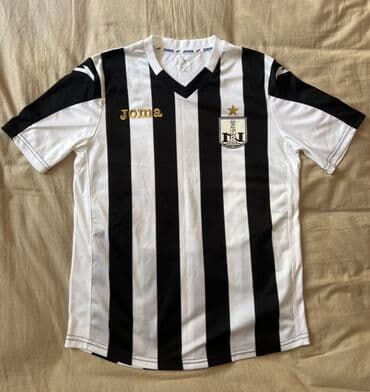 the ordinary mehsullari: Errea tərəfindən istehsal olunan bu ağ rəngli polo köynək idman — 2