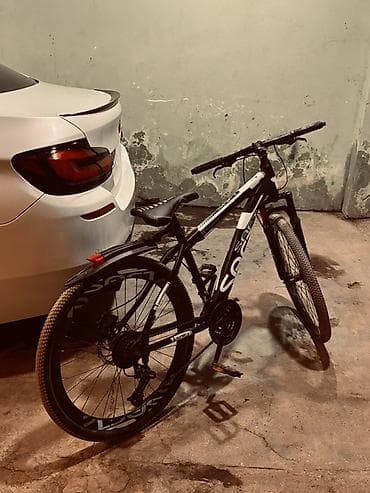 veosiped: SFT markalı dağ tipli velosiped. Qara-ağ rəngli çərçivəyə malikdir və — 6