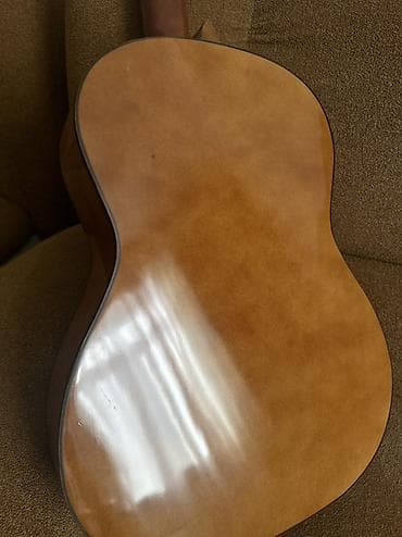 gitara balaca: Klassik gitara – 4/4 ölçü - Korpus: parlaq açıq rəngli üst lövhə — 4