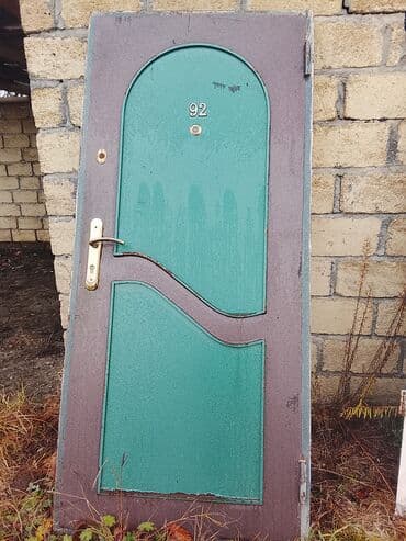 Panel, ortada dalğalı dekorativ xətt - Üz hissəsində “92” nömrəsi və