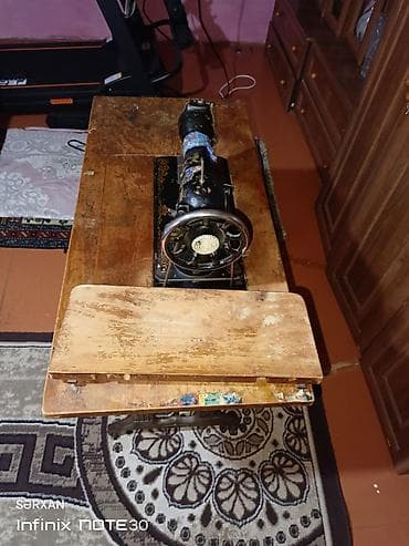 Ayaq pedallı tikiş maşını və taxta stol dəsti 100 ilin maşın kasıdir