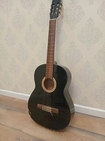 Klassik akustik gitara Köhnədir illərin gitarasıdır. ama işləyir