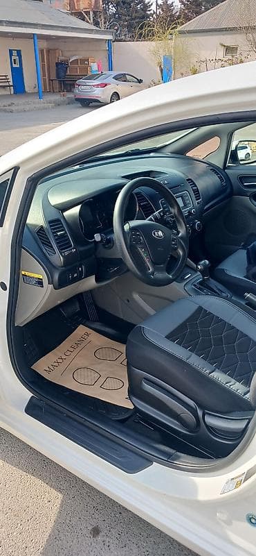 Kia: Kia Cerato (Ağ rəng, sedan) Texniki xüsusiyyətlər: - Benzin — 3