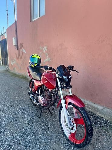 250 cc motor: Motosiklet – qırmızı rəngdə küçə/street stili. Aşağıdakı xüsusiyyətlər — 5