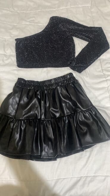 Şıq iki hissəli dəst - Üst: Tək çiyinli, qısa, parıltılı toxumalı